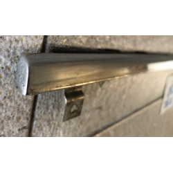 PROFILO SCENDENTE ESTERNO PORTA (OVE SI FISSA IL RASCHIAVETRO) CADUSATO  SPECIFICARE SE DX O SX