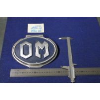 BADGE "OM" LENGHT 200 mm METAL CHROME IN BLAU BACKGROUND
