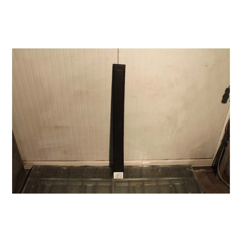 A 112 (?)  RIGHT PLASTIC DOOR MOLDING