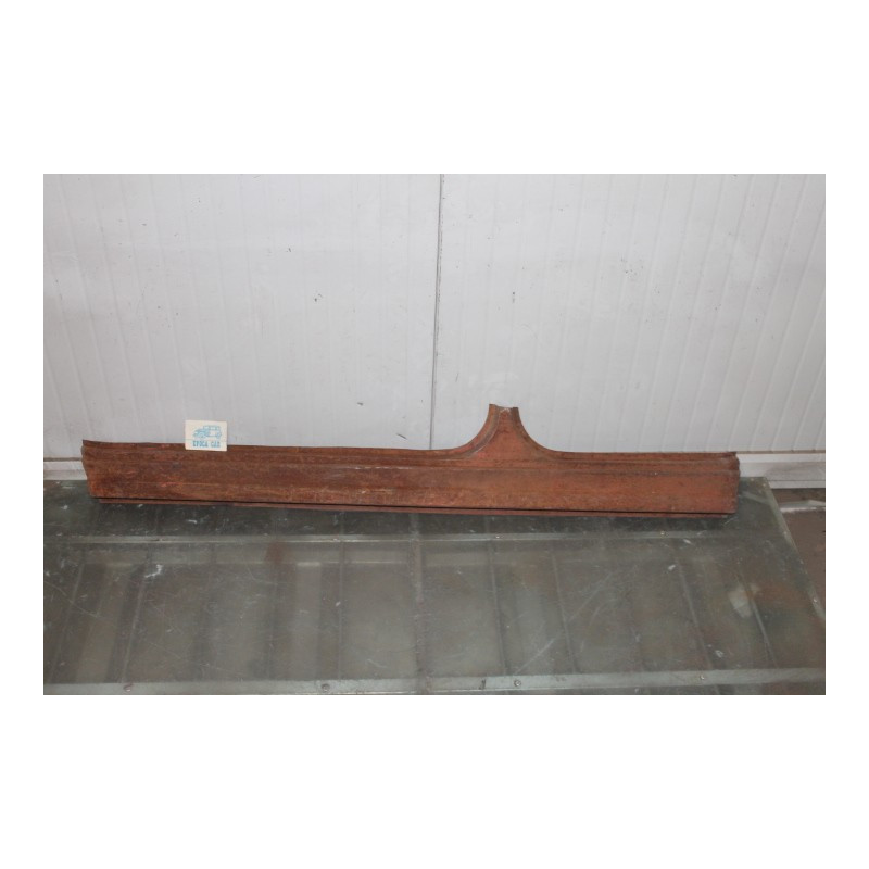 1100   LEFT DOOR-SILL