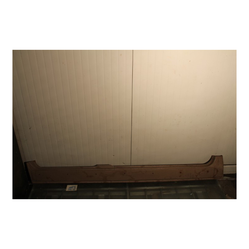 124-125 UNDER DOOR RIGHT WITH HOLES 